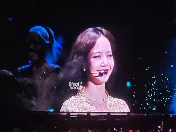 BLACKPINK tương tác cực đáng yêu và thể hiện visual tuyệt vời dưới mưa, tại show diễn ở Hà Nội!