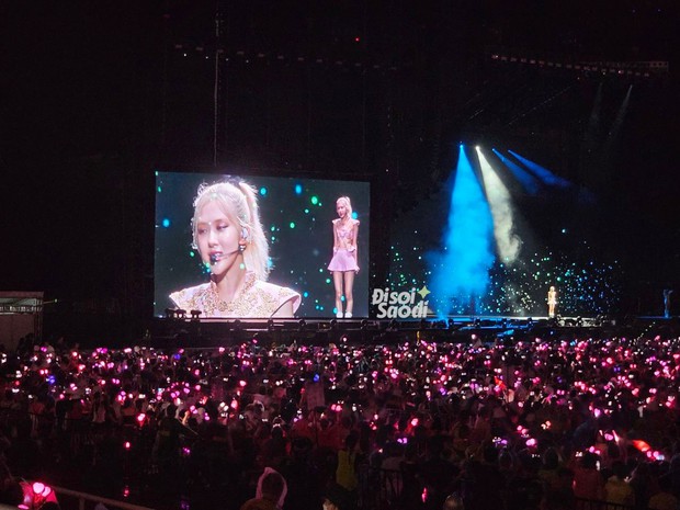 BLACKPINK tương tác cực đáng yêu và thể hiện visual tuyệt vời dưới mưa, tại show diễn ở Hà Nội!