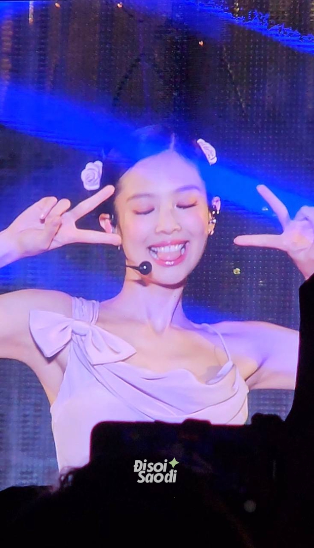 BLACKPINK tương tác cực đáng yêu và thể hiện visual tuyệt vời dưới mưa, tại show diễn ở Hà Nội!