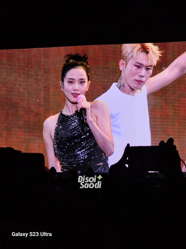 BLACKPINK tương tác cực đáng yêu và thể hiện visual tuyệt vời dưới mưa, tại show diễn ở Hà Nội!