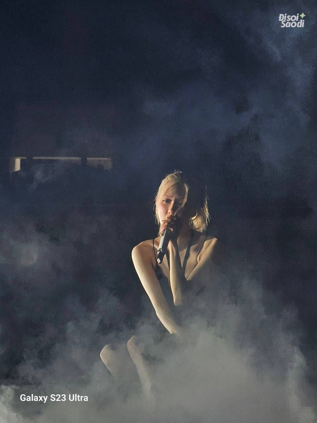 BLACKPINK tương tác cực đáng yêu và thể hiện visual tuyệt vời dưới mưa, tại show diễn ở Hà Nội!