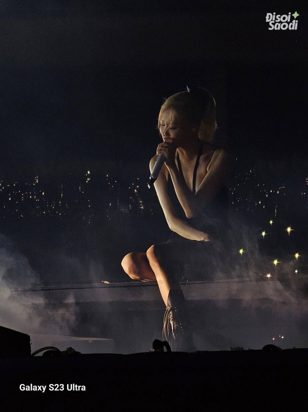 BLACKPINK tương tác cực đáng yêu và thể hiện visual tuyệt vời dưới mưa, tại show diễn ở Hà Nội!