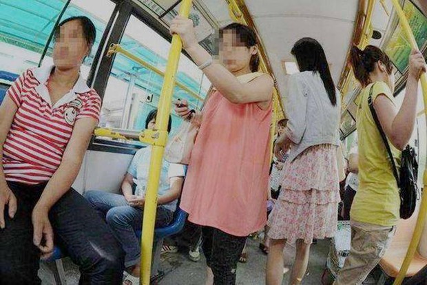 Có nên nhường ghế xe buýt cho phụ nữ mang thai?, câu trả lời khiến nam ứng viên được nhận - Ảnh 1.