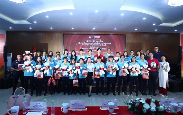 Ca sĩ Hoàng Dũng thể hiện tình bạn với tiền vệ Thanh Nhã tại lễ xuất quân của tuyển nữ Việt Nam