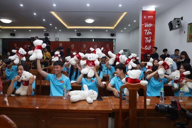 Ca sĩ Hoàng Dũng thể hiện tình bạn với tiền vệ Thanh Nhã tại lễ xuất quân của tuyển nữ Việt Nam