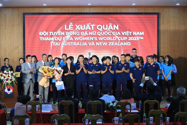 Huỳnh Như và Thanh Nhã khoe style ảnh cùng gấu bông, tạo dáng đáng yêu giữa tuyển nữ Việt Nam