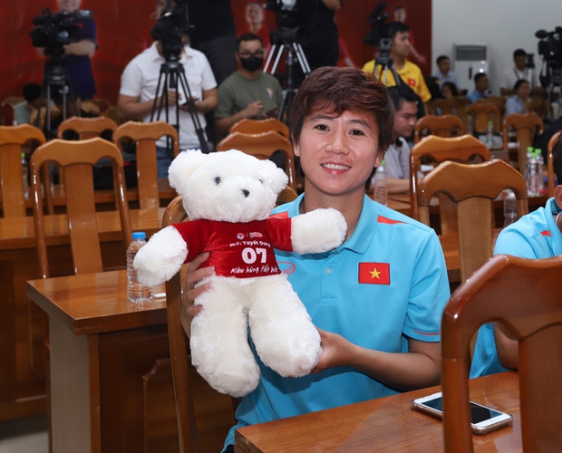 Ca sĩ Hoàng Dũng thể hiện tình bạn với tiền vệ Thanh Nhã tại lễ xuất quân của tuyển nữ Việt Nam