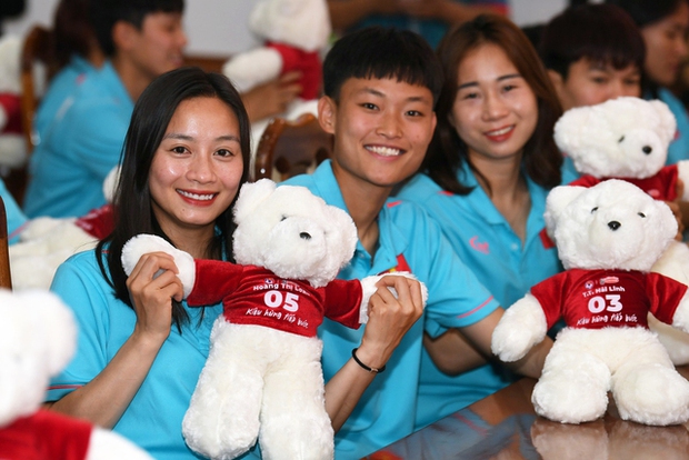 Huỳnh Như và Thanh Nhã khoe style ảnh cùng gấu bông, tạo dáng đáng yêu giữa tuyển nữ Việt Nam