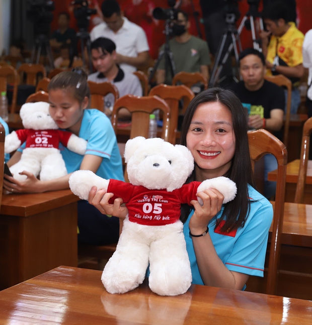 Ca sĩ Hoàng Dũng thể hiện tình bạn với tiền vệ Thanh Nhã tại lễ xuất quân của tuyển nữ Việt Nam