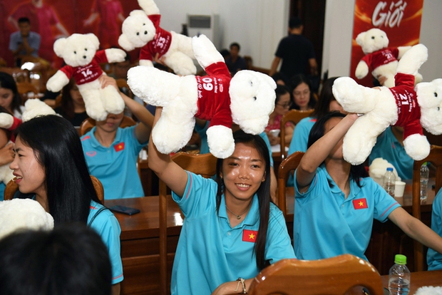 Huỳnh Như và Thanh Nhã khoe style ảnh cùng gấu bông, tạo dáng đáng yêu giữa tuyển nữ Việt Nam