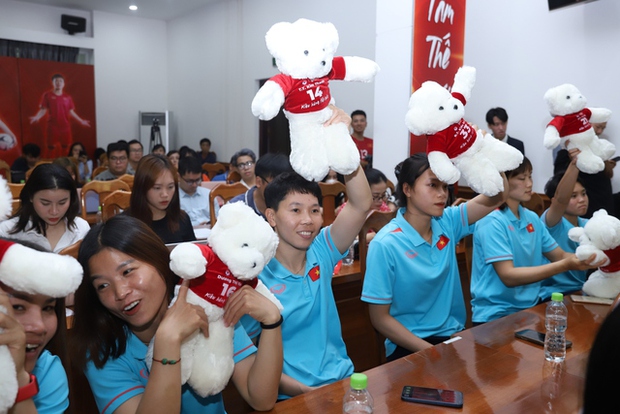 Ca sĩ Hoàng Dũng thể hiện tình bạn với tiền vệ Thanh Nhã tại lễ xuất quân của tuyển nữ Việt Nam