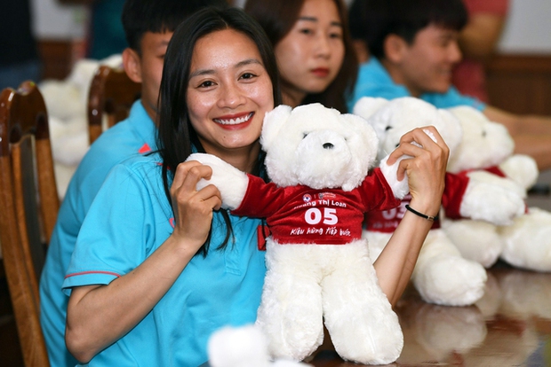 Huỳnh Như và Thanh Nhã khoe style ảnh cùng gấu bông, tạo dáng đáng yêu giữa tuyển nữ Việt Nam