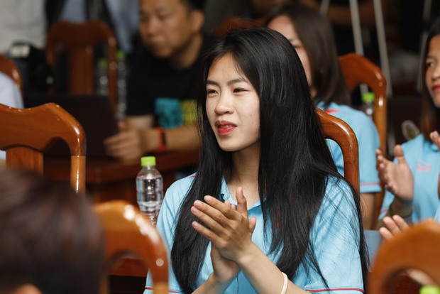 Ca sĩ Hoàng Dũng thể hiện tình bạn với tiền vệ Thanh Nhã tại lễ xuất quân của tuyển nữ Việt Nam