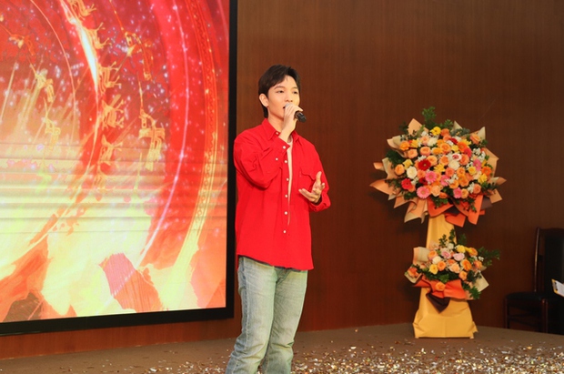 Ca sĩ Hoàng Dũng thể hiện tình bạn với tiền vệ Thanh Nhã tại lễ xuất quân của tuyển nữ Việt Nam