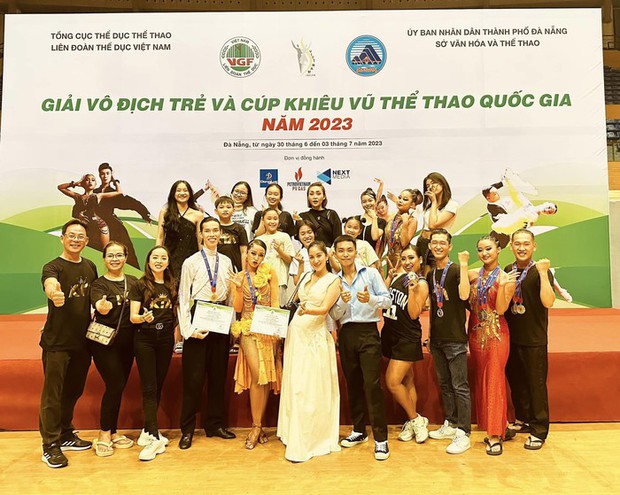 Mẹ bầu Khánh Thi xinh đẹp chấm thi, bé yêu vui đùa với âm nhạc trên bụng