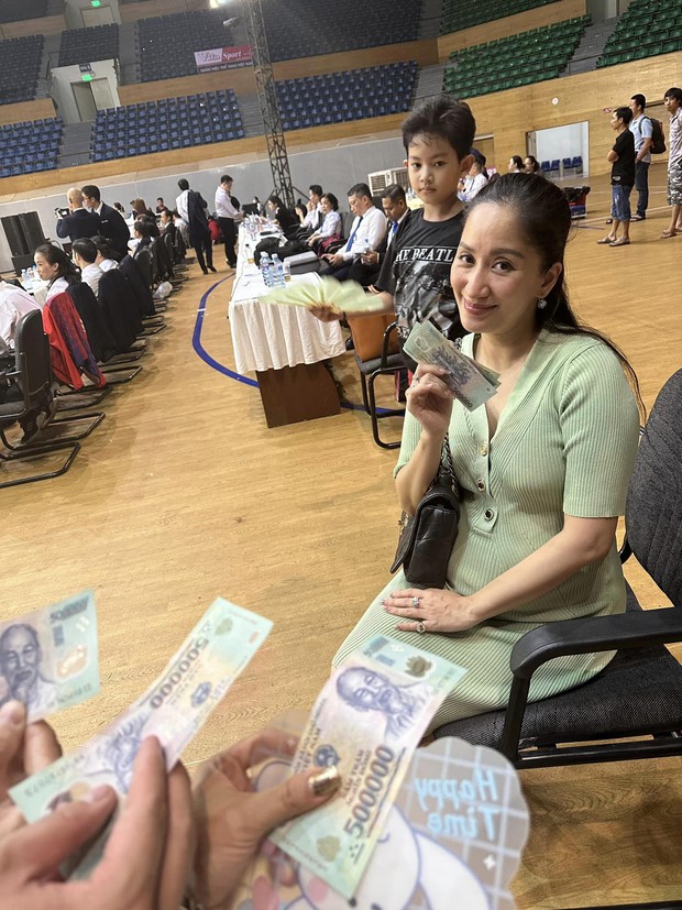 Mẹ bầu Khánh Thi xinh đẹp chấm thi, bé yêu vui đùa với âm nhạc trên bụng