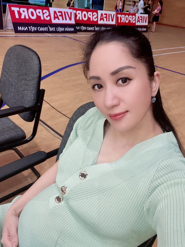 Mẹ bầu Khánh Thi xinh đẹp chấm thi, bé yêu vui đùa với âm nhạc trên bụng