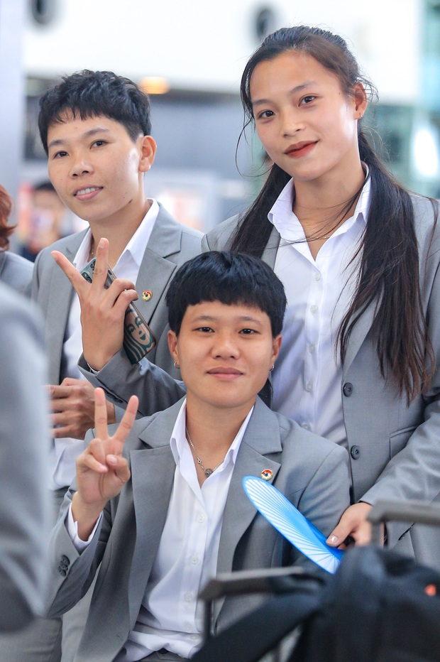 Huỳnh Như với khăn rằn thần sầu, tuyển nữ Việt Nam sẵn sàng hành trình chinh phục World Cup