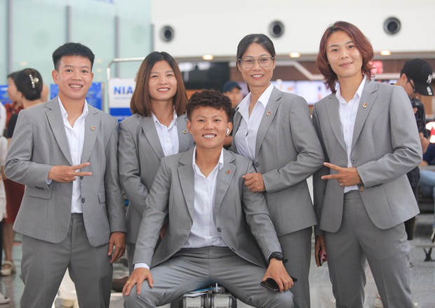 Huỳnh Như với khăn rằn thần sầu, tuyển nữ Việt Nam sẵn sàng hành trình chinh phục World Cup