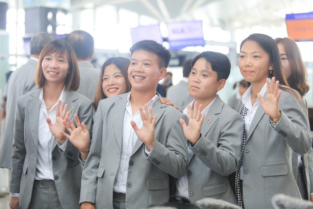 Huỳnh Như với khăn rằn thần sầu, tuyển nữ Việt Nam sẵn sàng hành trình chinh phục World Cup
