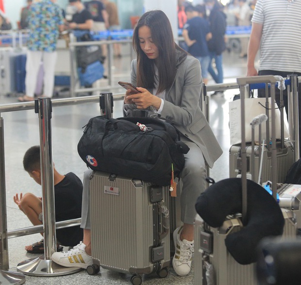 Huỳnh Như với khăn rằn thần sầu, tuyển nữ Việt Nam sẵn sàng hành trình chinh phục World Cup