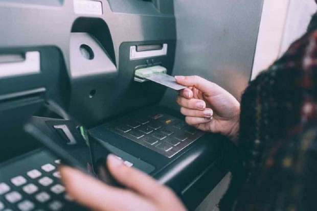 Thẻ ATM bị khóa, có rút tiền, chuyển tiền được không? - Ảnh 1. Thẻ ATM bị khóa, có rút tiền, chuyển tiền được không? - Ảnh 1.