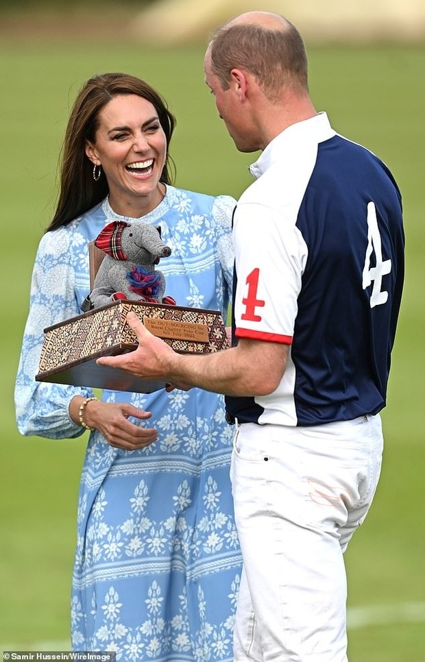 Hoàng tử William ôm hôn vợ mừng chiến thắng - Ảnh 7.