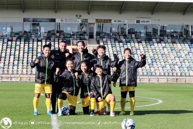 Đội tuyển nữ Việt Nam gây sốt với bí quyết đặc biệt chống rét xương tại World Cup