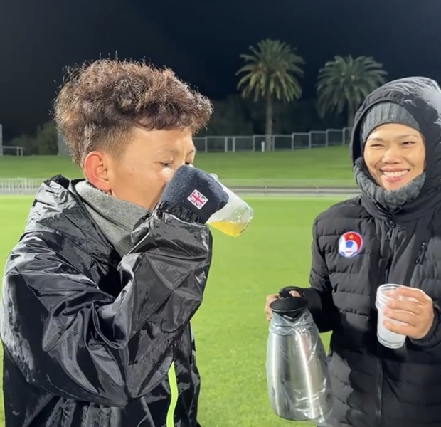 Đội tuyển nữ Việt Nam gây sốt với bí quyết đặc biệt chống rét xương tại World Cup