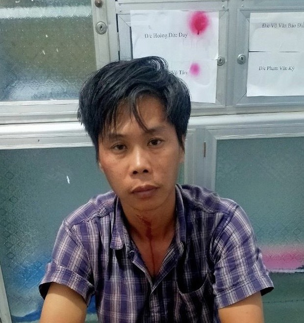 Nam thanh niên quật ngã, tóm gọn tên cướp tiệm vàng - Ảnh 1. Nam thanh niên quật ngã, tóm gọn tên cướp tiệm vàng - Ảnh 1.