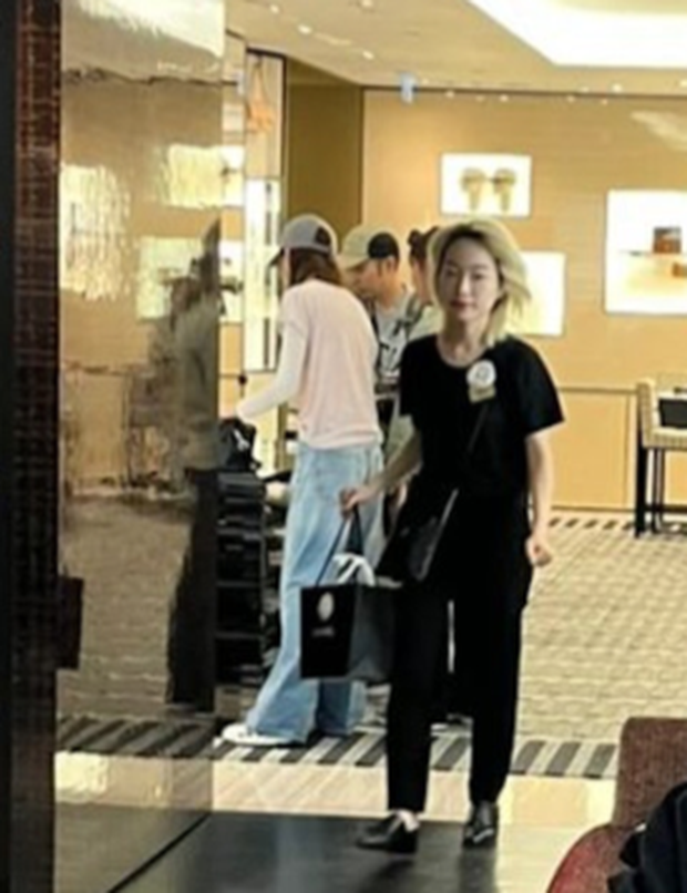Trương Mạn Ngọc khéo léo tạo dáng chụp ảnh thân thiện cùng người hâm mộ và gây sốt mạng xã hội