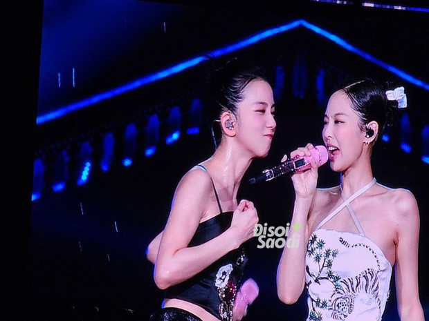 Khoảnh khắc đáng yêu của Jisoo (BLACKPINK) hé lộ bí mật hết sức hấp dẫn tại concert Hà Nội