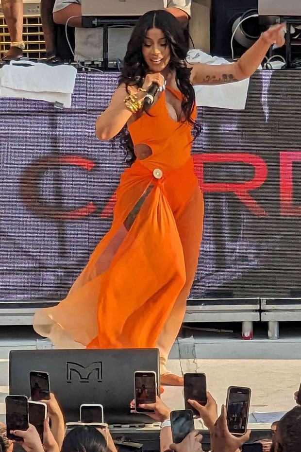 Bốn lời kể sốc từ khán giả: Cardi B gây rối và bị bắt tại sự kiện!