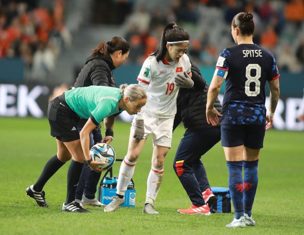 Kiểu đáng yêu ở World Cup: Thanh Nhã gục ngã nhưng không chùn bước trên sân cỏ