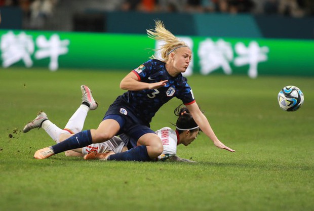 Kiểu đáng yêu ở World Cup: Thanh Nhã gục ngã nhưng không chùn bước trên sân cỏ