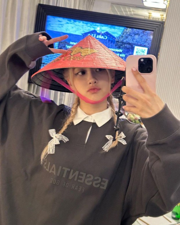 Soi mẫu ốp iPhone mới của Rosé (BLACKPINK), đã dùng Pro Max thì đâu ngại dùng ốp xịn! - Ảnh 4. Soi mẫu ốp iPhone mới của Rosé (BLACKPINK), đã dùng Pro Max thì đâu ngại dùng ốp xịn! - Ảnh 4.