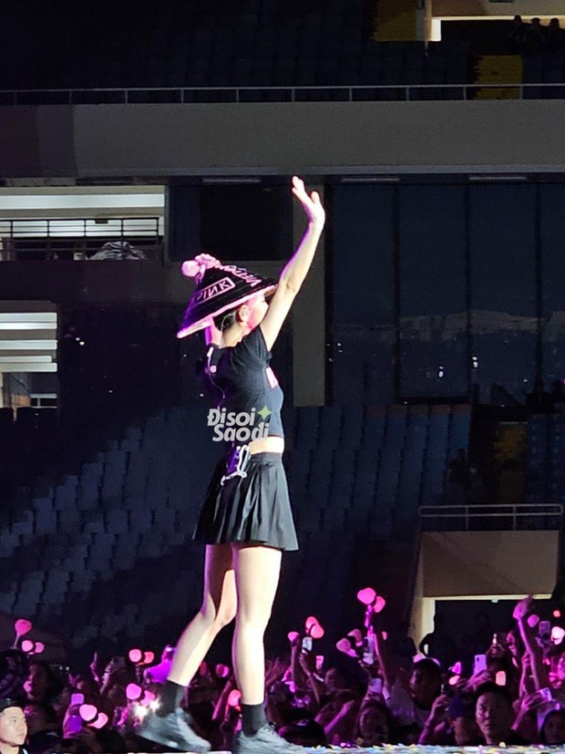 Khoảnh khắc đáng yêu của Jisoo (BLACKPINK) hé lộ bí mật hết sức hấp dẫn tại concert Hà Nội