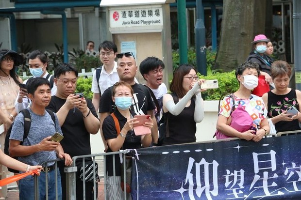 Bi kịch khi 1000 fan đến viếng: Em rể bị tố gây chết ca sĩ Coco Lee, chị gái không kìm nổi nước mắt!