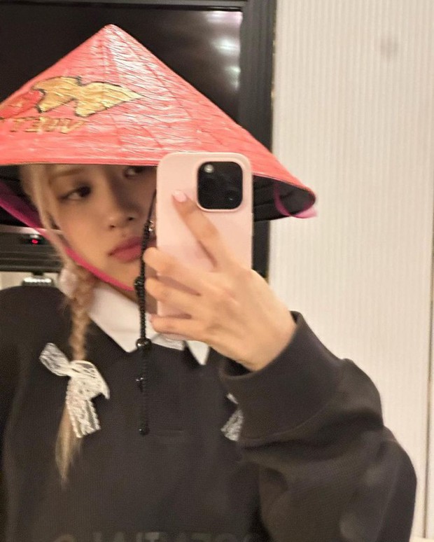 Soi mẫu ốp iPhone mới của Rosé (BLACKPINK), đã dùng Pro Max thì đâu ngại dùng ốp xịn! - Ảnh 1. Soi mẫu ốp iPhone mới của Rosé (BLACKPINK), đã dùng Pro Max thì đâu ngại dùng ốp xịn! - Ảnh 1.