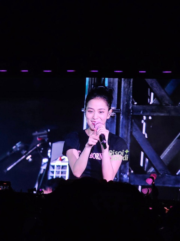 Khoảnh khắc đáng yêu của Jisoo (BLACKPINK) hé lộ bí mật hết sức hấp dẫn tại concert Hà Nội