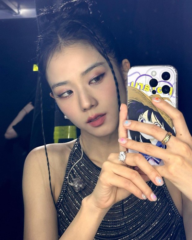 Jisoo (BLACKPINK) gây bão khi chia sẻ bức ảnh tại Hà Nội và gửi thông điệp yêu thương tới người hâm mộ Việt Nam