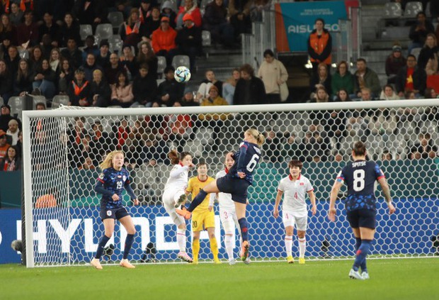 Kiểu đáng yêu ở World Cup: Thanh Nhã gục ngã nhưng không chùn bước trên sân cỏ