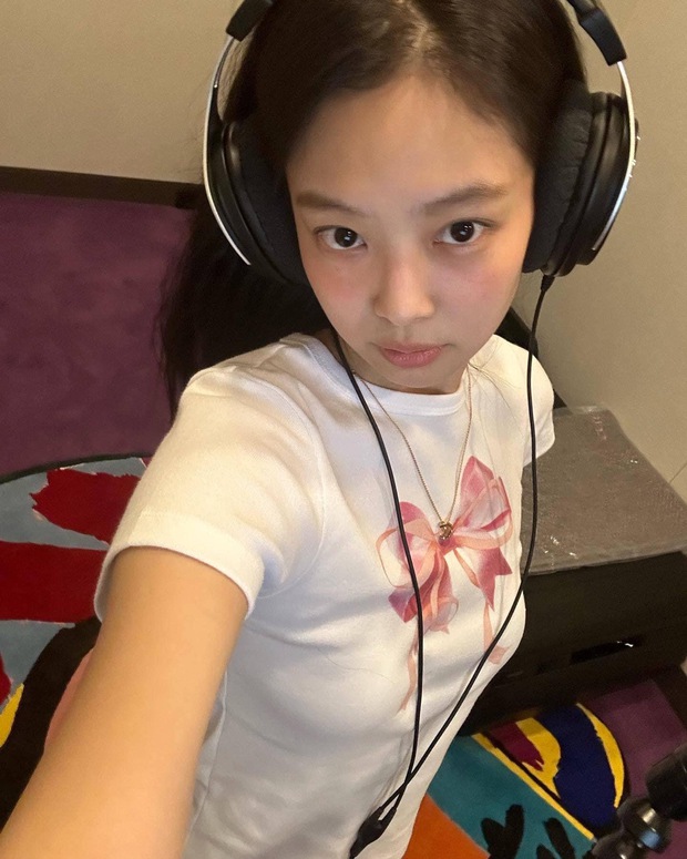 Bật ít thiên hạ! MV lãng mạn của V (BTS) dưới trời mưa lấy đi tâm trí, hồi ức Jennie càng thêm ngọt ngào!