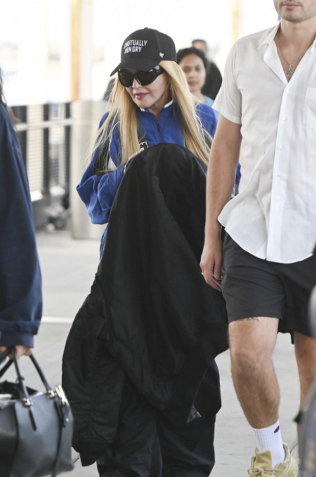 Con trai Madonna chăm sóc mẹ khi ra khỏi nhà