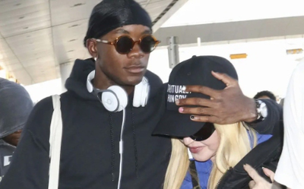 Con trai Madonna chăm sóc mẹ khi ra khỏi nhà