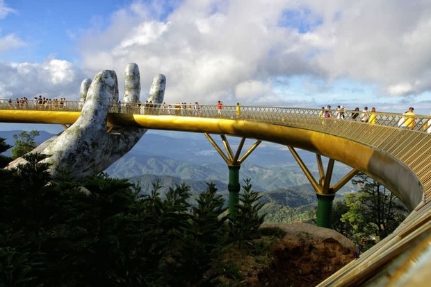 Cầu Vàng ở Đà Nẵng lọt top ''14 cây cầu ngoạn mục nhất thế giới'' của Independent: Tuyệt tác giữa mây trời!
