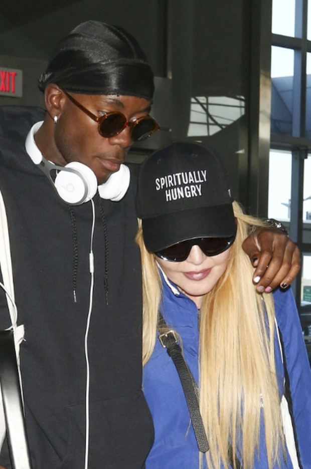 Con trai Madonna chăm sóc mẹ khi ra khỏi nhà