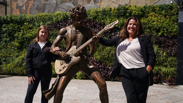Mick Jagger và Keith Richards: Tượng đồng ấn tượng tại quê nhà