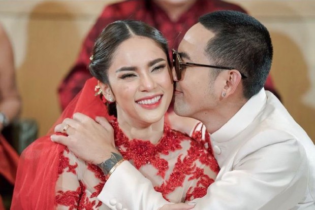 Minh tinh gợi cảm Thái Lan chia tay chồng doanh nhân, khóc cạn nước mắt khi nhắc đến con gái