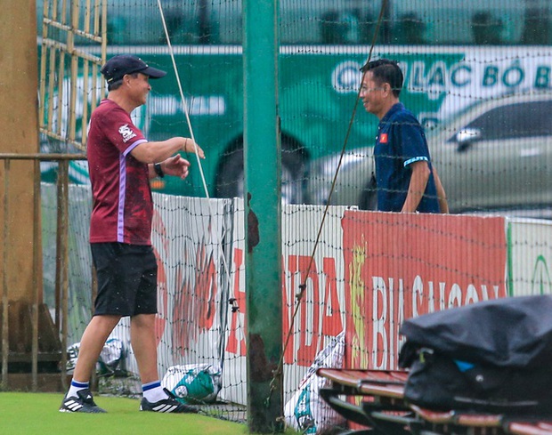 Đội tuyển nữ Việt Nam cùng vượt mưa tập luyện cho Asiad: Trần Thị Duyên ghi điểm với sự hoàn thiện